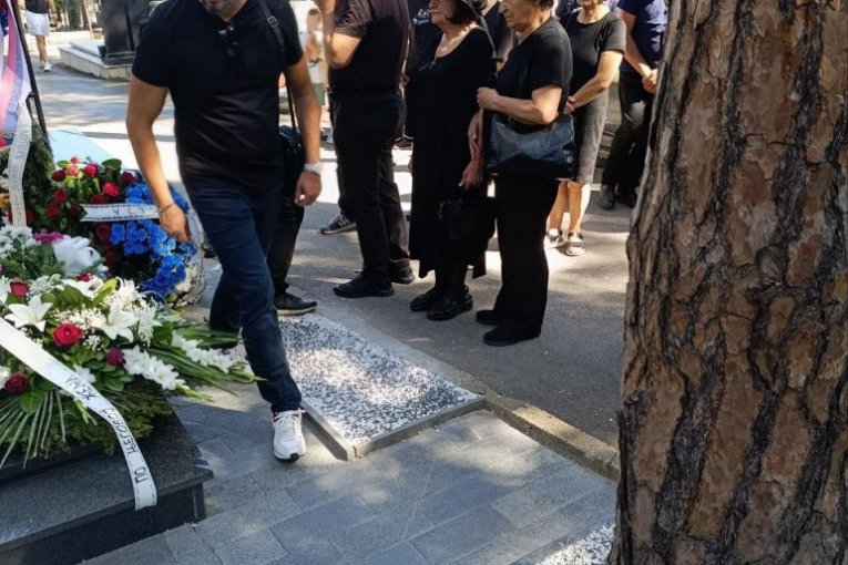Porodica Ratka Mladića na groblju dan nakon sahrane