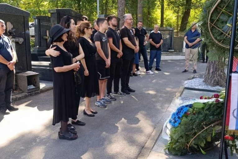 UTUČENA PORODICA STIGLA NA GROB! Sin Darko pridržavao majku Bosiljku, osveštao očev grob, pa pozdravio okupljene (FOTO/VIDEO)