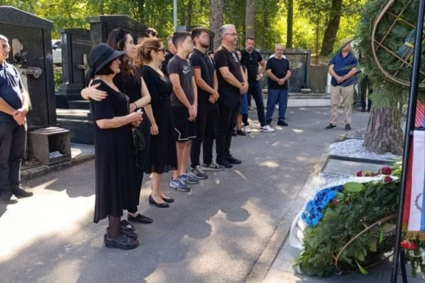UTUČENA PORODICA STIGLA NA GROB! Sin Darko pridržavao majku Bosiljku, osveštao očev grob, pa pozdravio okupljene (FOTO/VIDEO)