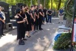 UTUČENA PORODICA STIGLA NA MLADIĆEV GROB! Sin Darko pridržavao majku Bosiljku, osveštao očev grob, pa pozdravio okupljene (FOTO/VIDEO)