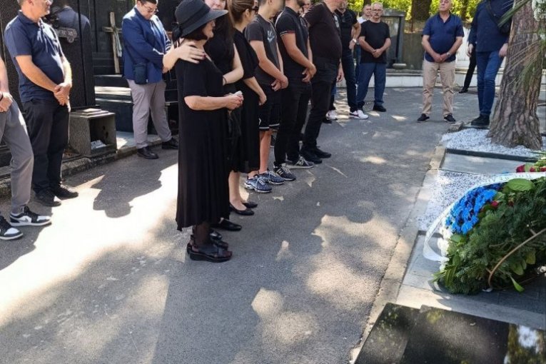 Porodica Ratka Mladića na groblju dan nakon sahrane