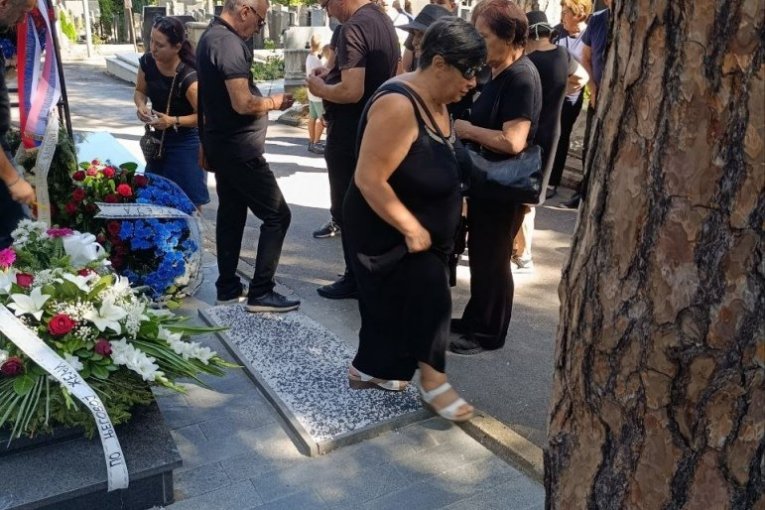 Porodica Ratka Mladića na groblju dan nakon sahrane