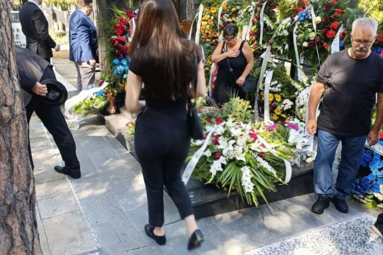 Porodica Ratka Mladića na groblju dan nakon sahrane