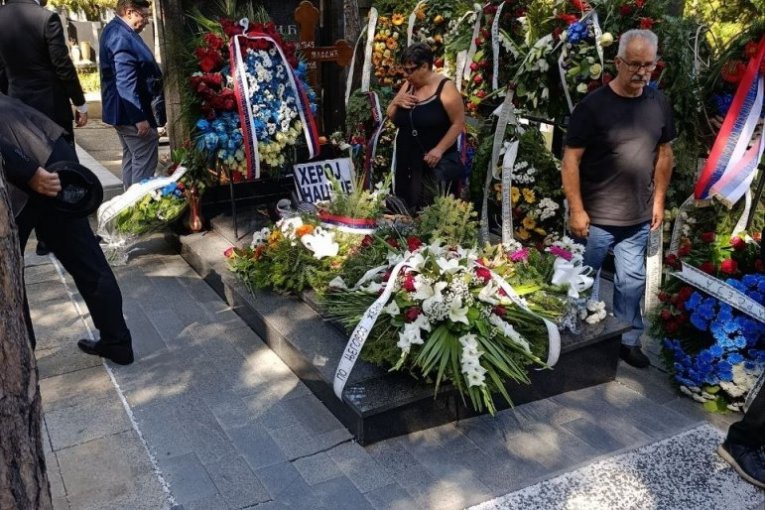Porodica Ratka Mladića na groblju dan nakon sahrane