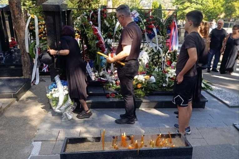 Porodica Ratka Mladića na groblju dan nakon sahrane