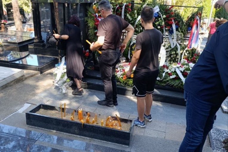 Porodica Ratka Mladića na groblju dan nakon sahrane