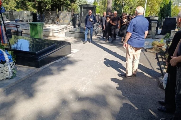 Porodica Ratka Mladića na groblju dan nakon sahrane