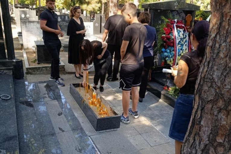 Porodica Ratka Mladića na groblju dan nakon sahrane