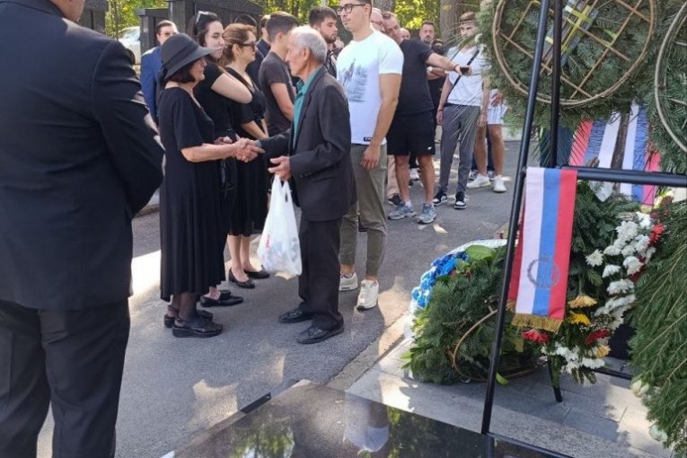 Porodica Ratka Mladića na groblju dan nakon sahrane