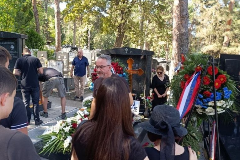 Porodica Ratka Mladića na groblju dan nakon sahrane