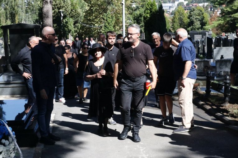 Porodica Ratka Mladića na groblju dan nakon sahrane