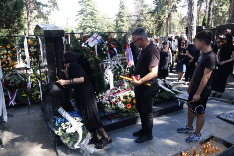 Porodica Ratka Mladića na groblju dan nakon sahrane