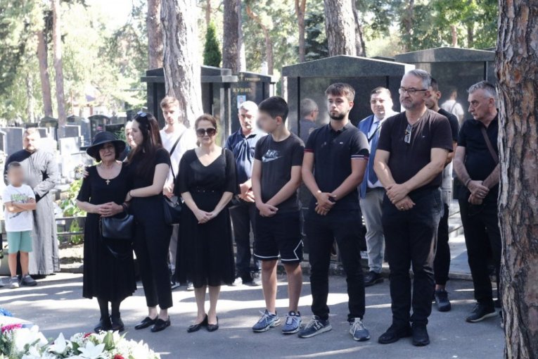 Porodica Ratka Mladića na groblju dan nakon sahrane