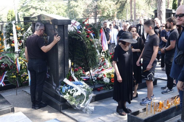 Porodica Ratka Mladića na groblju dan nakon sahrane
