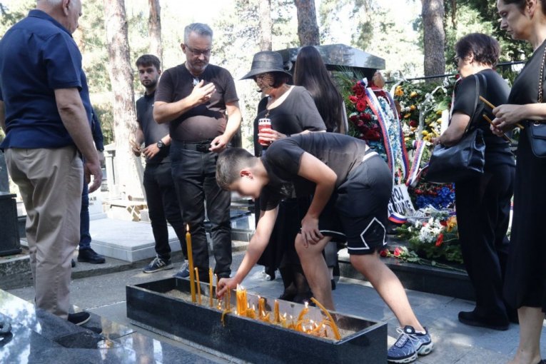 Porodica Ratka Mladića na groblju dan nakon sahrane