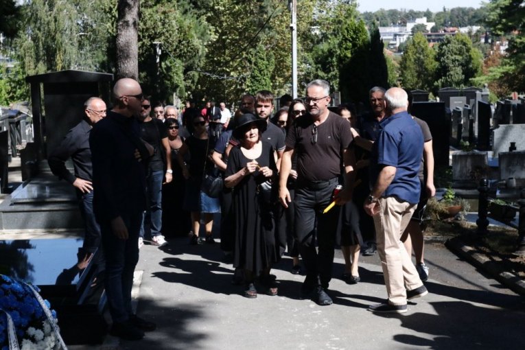 Porodica Ratka Mladića na groblju dan nakon sahrane
