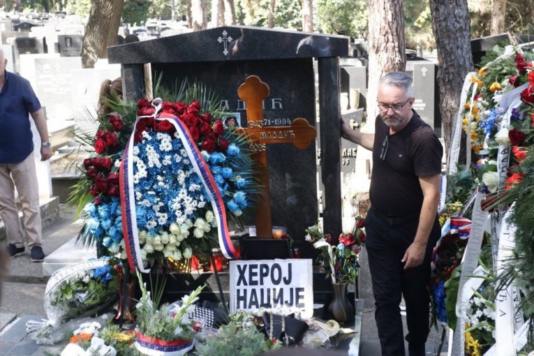Porodica Ratka Mladića na groblju dan nakon sahrane