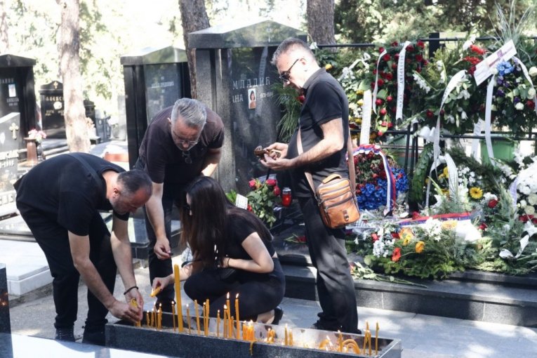 Porodica Ratka Mladića na groblju dan nakon sahrane