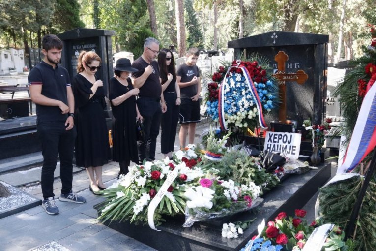 Porodica Ratka Mladića na groblju dan nakon sahrane