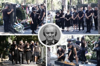 UTUČENA PORODICA STIGLA NA MLADIĆEV GROB! Sin Darko pridržavao majku Bosiljku, osveštao očev grob, pa pozdravio okupljene (FOTO/VIDEO)