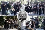 UTUČENA PORODICA STIGLA NA MLADIĆEV GROB! Sin Darko pridržavao majku Bosiljku, osveštao očev grob, pa pozdravio okupljene (FOTO/VIDEO)