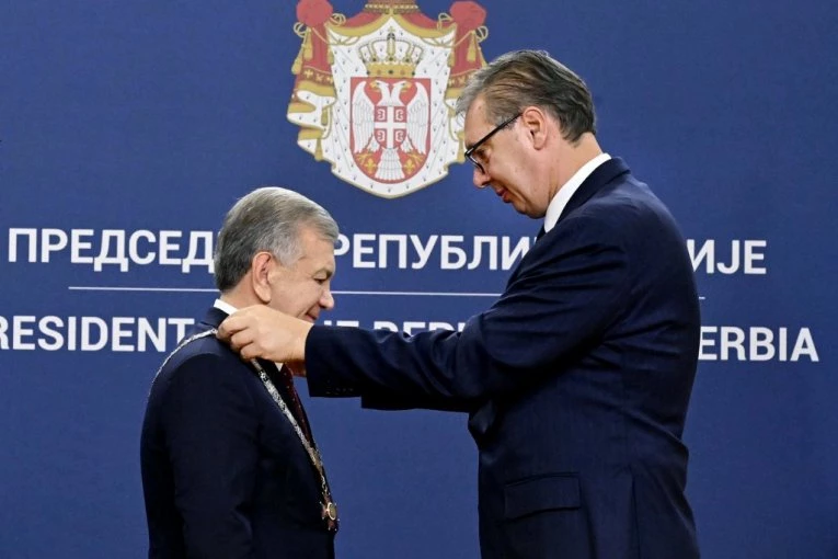 "OVO JE SIMBOL NAŠEG PRIJATELJSTVA!" Vučić odlikovao Mirzijojeva Ordenom Republike Srbije! (FOTO)