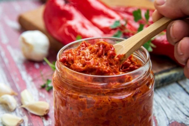 CEPKANI AJVAR: Ovako se priprema starinski specijalitet od čiste paprike - a tajna uspeha je u jednom koraku
