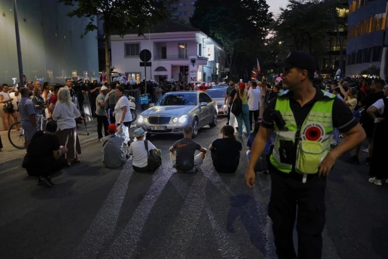 HAOS NA ULICAMA TIRANE: Žestok sukob ispred parlamenta, traže ostavku premijera (FOTO)