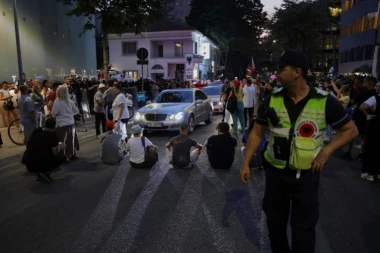 HAOS NA ULICAMA TIRANE: Žestok sukob ispred parlamenta, traže ostavku premijera (FOTO)