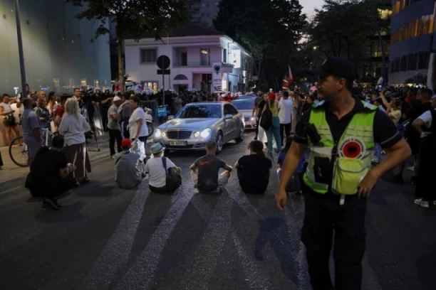 HAOS NA ULICAMA TIRANE: Žestok sukob ispred parlamenta, traže ostavku premijera (FOTO)