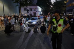 HAOS NA ULICAMA TIRANE: Žestok sukob ispred parlamenta, traže ostavku premijera (FOTO)