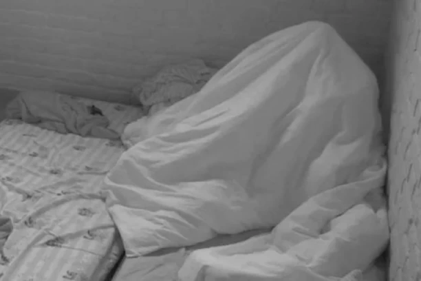 DIVLJAČKO IŽIVLJAVANJE ANELI I FILIPA: Ozvaničili vezu, RASKINULI, pa krenuo HAOS ispod pokrivača! (VIDEO)