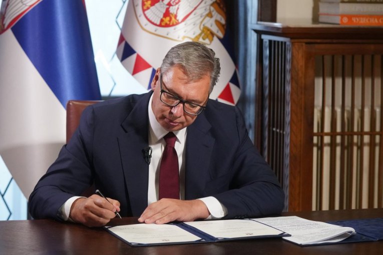 Vučić raspisao izbore
