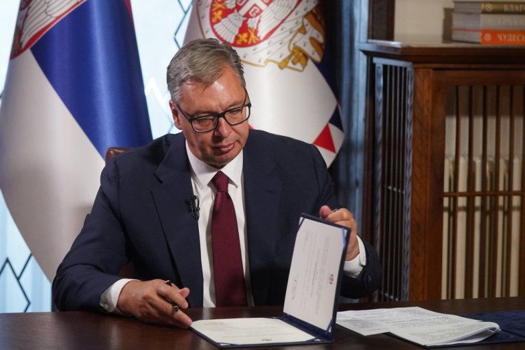 Vučić raspisao izbore