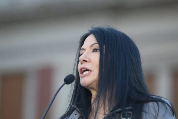 BILJANA LUKIĆ NAPLJUVALA STUDENTE: Gube birače, vetiraju svoje i međusobno se kolju
