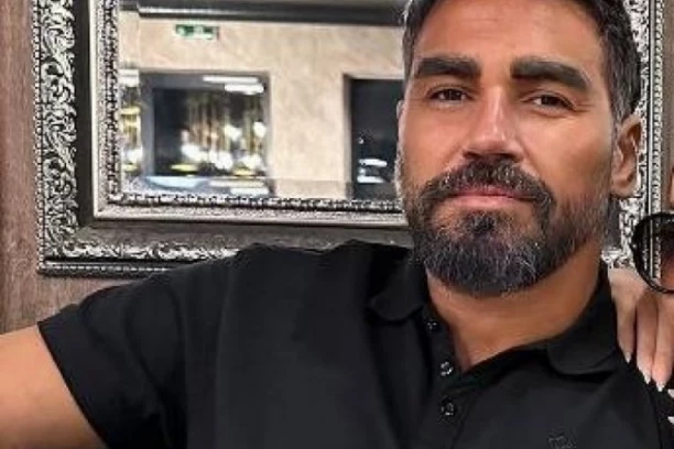 BUGAR POKAZAO BUJNE SILIKONE: Azis šokirao ogromnim dudama pravo iz kreveta - 600 KUBIKA (FOTO)