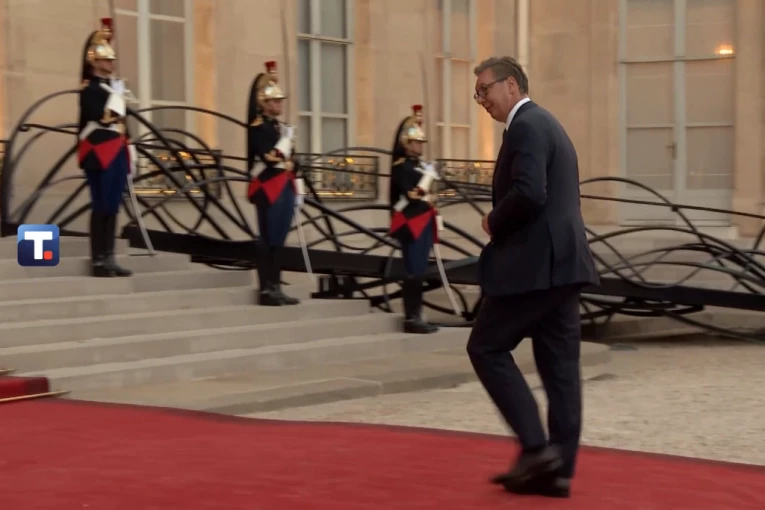 VUČIĆ STIGAO U JELISEJSKU PALATU: Prisustvuje večeri koju priređuje Makron (FOTO)