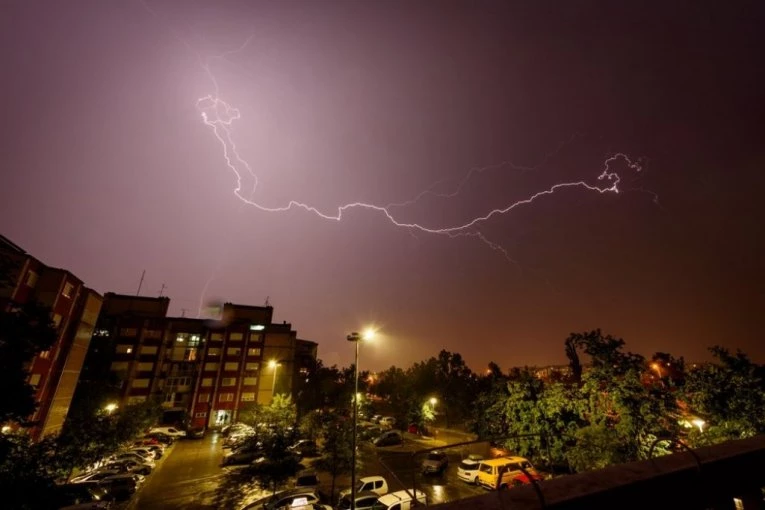 DANAS SUNČANO I PRIJATNO, A SLEDI ONDA PREOKRET: Evo kada stižu kiša i pljuskovi