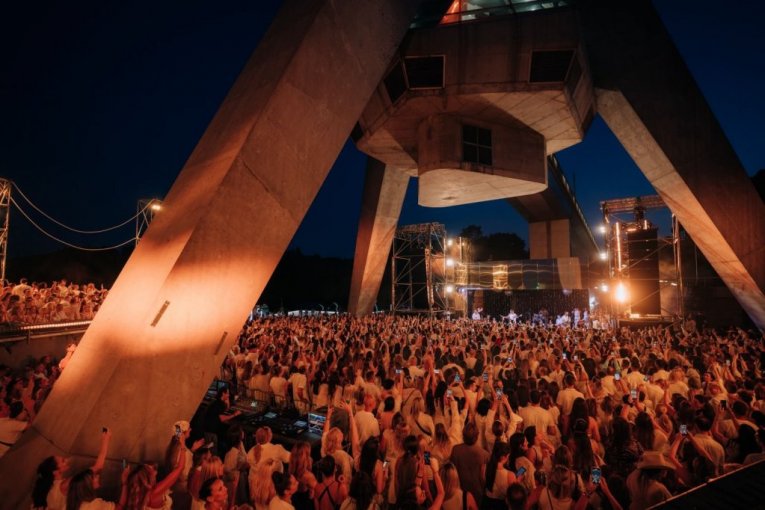 Adijev koncert na Avali