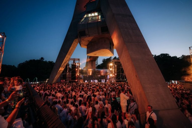 Adijev koncert na Avali