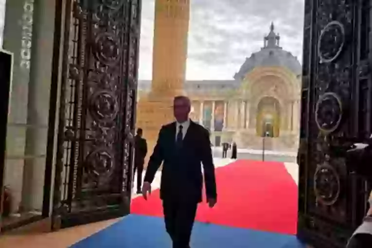 "SRBIJA ŽELI SVOJE MESTO, SVEMIR NE PRIPADA SAMO VELIKIM ZEMLJAMA!" Vučić poslao moćnu poruku sa samita u Parizu! (FOTO)