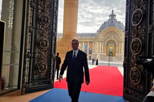 "SRBIJA ŽELI SVOJE MESTO, SVEMIR NE PRIPADA SAMO VELIKIM ZEMLJAMA!" Vučić poslao moćnu poruku sa samita u Parizu! (FOTO)