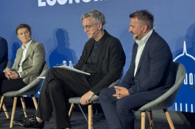 Čadež: Srbija mora ponovo da se usmeri na izgradnju digitalne ekonomije zasnovane na veštačkoj inteligenciji (FOTO)