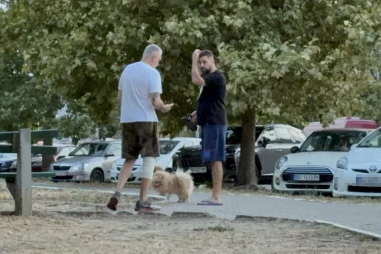 POVREĐEN ČEDA JOVANOVIĆ, ACA KOS SE NE ODVAJA OD NJEGA! Jedva hoda, noga mu je kompletno zavijena! (PAPARACO)