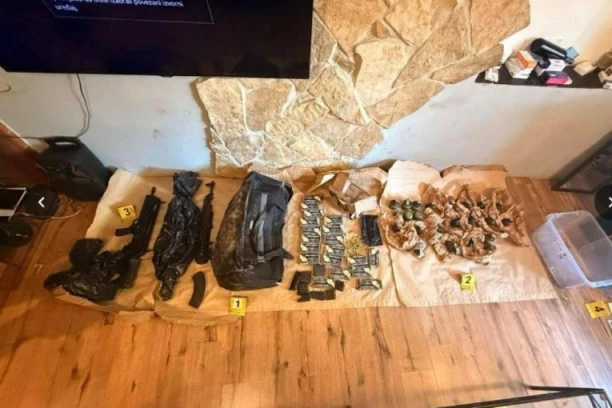 POLICIJA UPALA U KUĆU U BEOGRADU, PRONAŠLA TAJNI BUNKER: Unutra bile automatske puške, bombe i municija (FOTO)