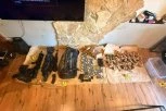 POLICIJA UPALA U KUĆU U BEOGRADU, PRONAŠLA TAJNI BUNKER: Unutra bile automatske puške, bombe i municija (FOTO)