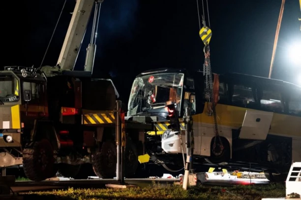 HOROR U BRAZILU! Autobus se prevrnuo na auto-putu! Najmanje osmoro mrtvih, među žrtvama i dete!
