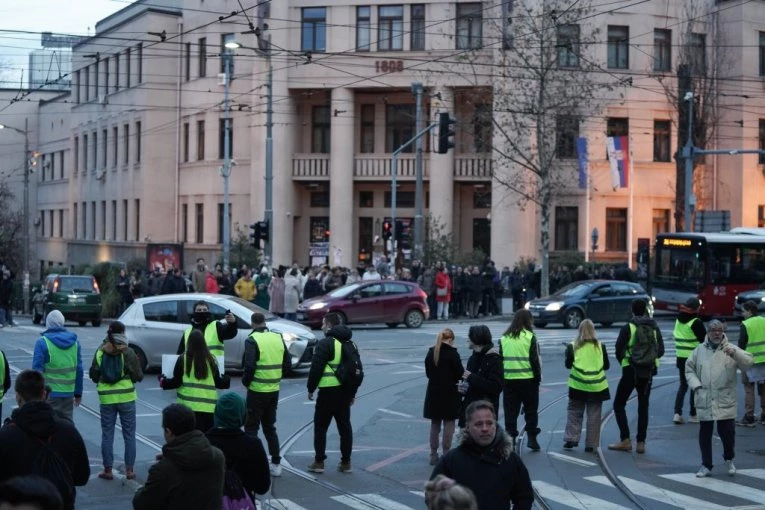 BLOKADERI RODITELJIMA PIŠU NAJGORE UVREDE: To je ta “budućnost” koja teroriše i sopstvenu porodicu?! (FOTO)