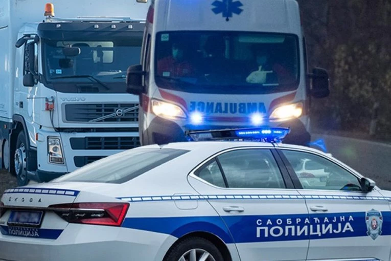 ŽENA POGINULA, VOZAČ U TEŠKOM PSIHIČKOM STANJU! Detalji jezive nesreće u Novom Pazaru - NAŠLA SE U MRTVOM UGLU PA PODLETELA POD KAMION!