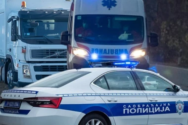ŽENA POGINULA, VOZAČ U TEŠKOM PSIHIČKOM STANJU! Detalji jezive nesreće u Novom Pazaru - NAŠLA SE U MRTVOM UGLU PA PODLETELA POD KAMION!